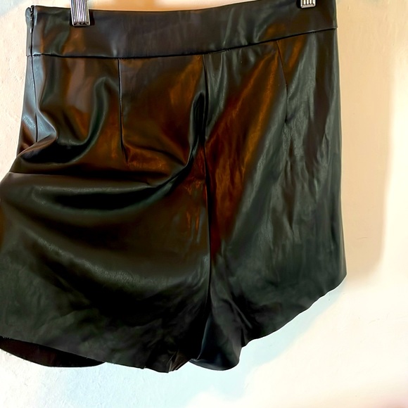 STELLA LUCE PLEATED FAUX BLACK LEATHER SKORT SIZE S - Picture 2 of 4